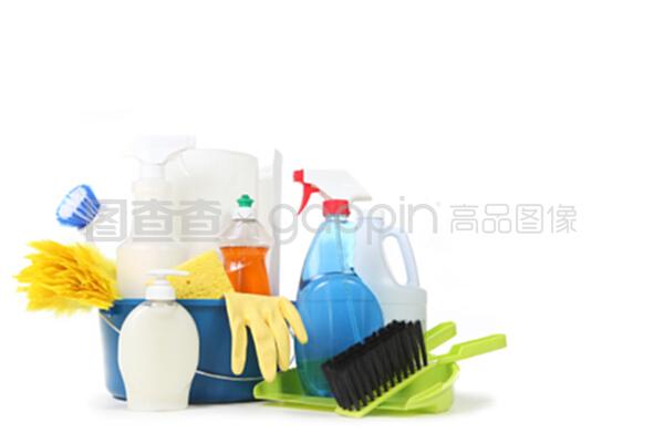 藍(lán)色水桶中的清潔與科技 家庭清潔用品與計(jì)算機(jī)設(shè)備的巧妙結(jié)合